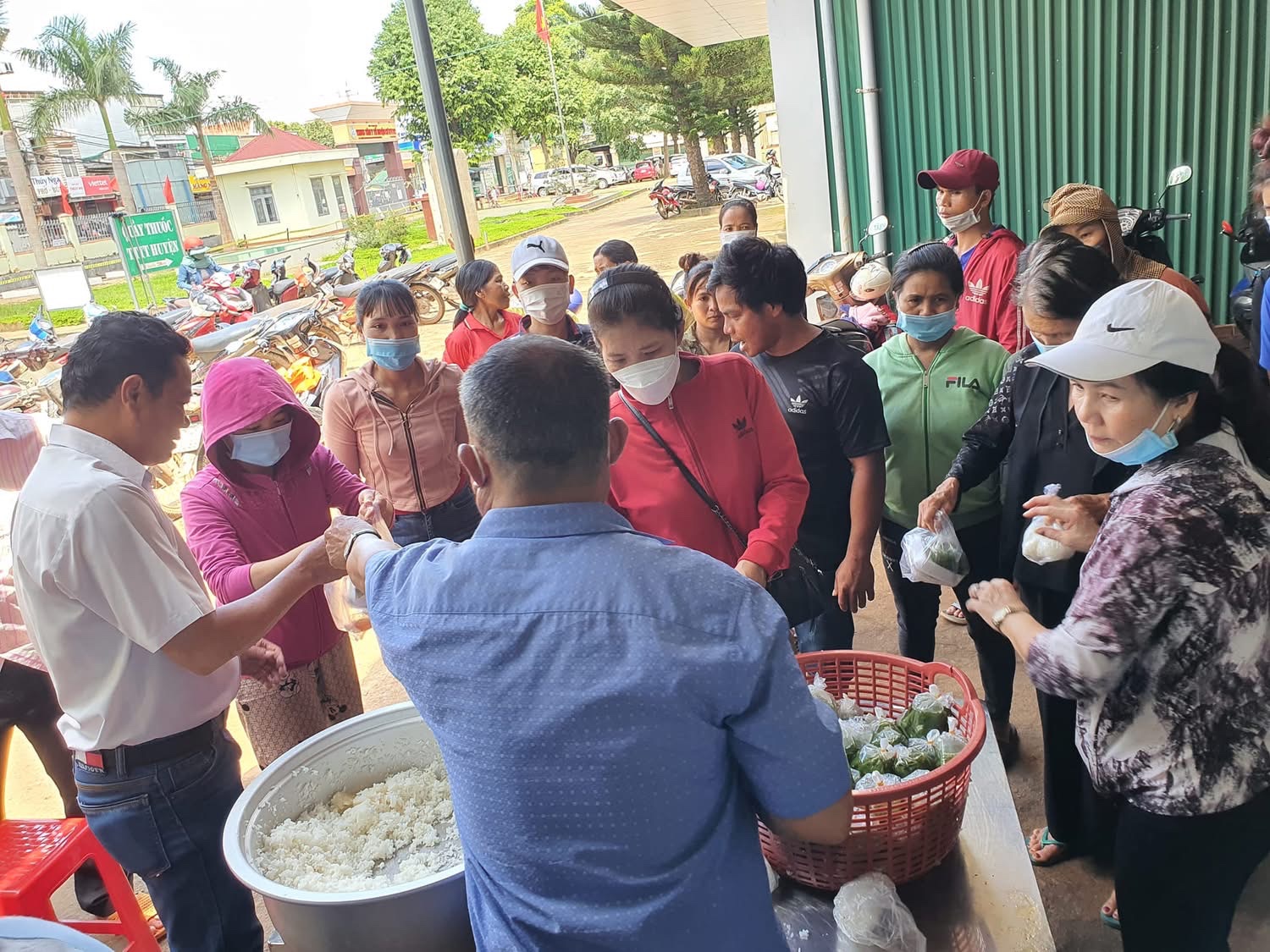 Bếp ăn tình thương tại Trung tâm Y tế Čư M'gar duy trì tổ chức nấu và cấp phát các suất cơm miễn phí cho bệnh nhân và người nhà bệnh nhân